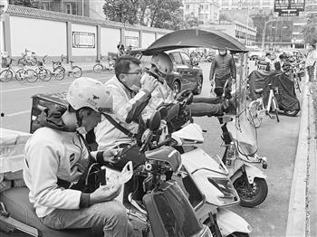 外卖骑手正在吃瓜,揭秘忙碌生活中的小确幸