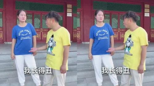 美女坐在湖边吃瓜,悠闲品瓜时光