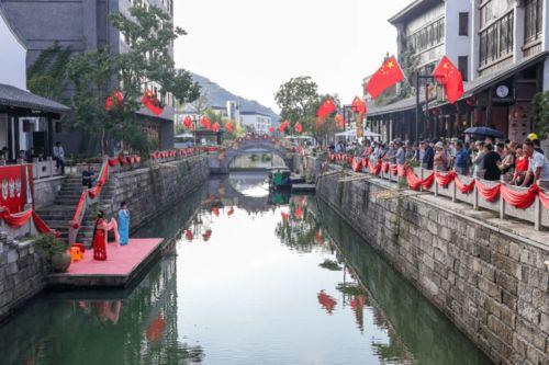 瓶窑老街吃瓜,夏日吃瓜好去处，古韵风情尽享清凉时光