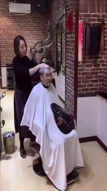 男子吃瓜洗脸搞笑,搞笑瞬间引网友热议